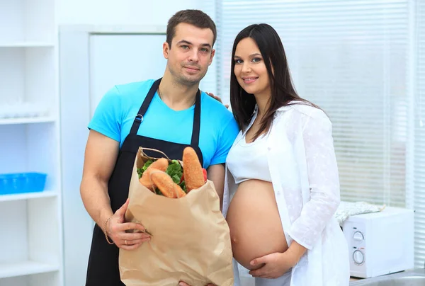 Karı koca bir paket baget holding hamile — Stok fotoğraf