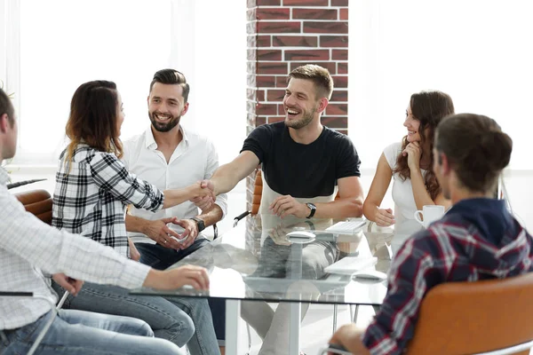 Handschlag-Kollegen in der Werkstatt, — Stockfoto