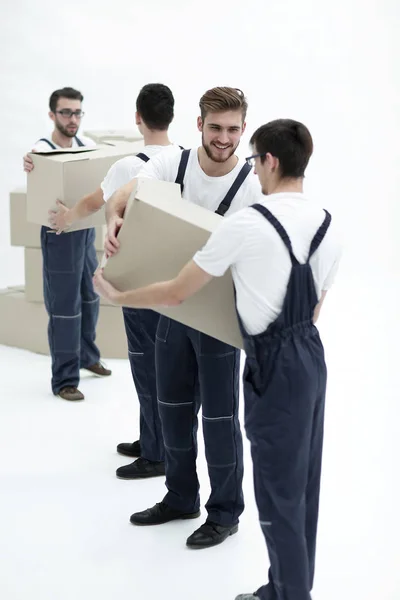 Foto trabalhadores passar uns aos outros caixas quando se movendo apartamentos. — Fotografia de Stock