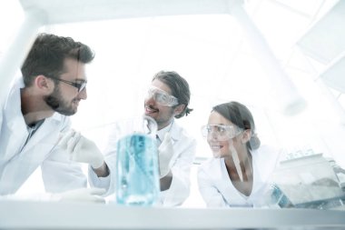 bilim adamları laboratuarda bir deney üzerinde çalışma grubu