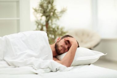 genç adam bir rahat otel odasında uyuyor
