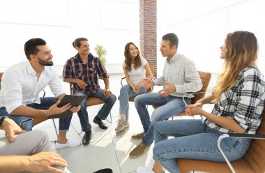 ofis lobisinde otururken yaratıcı ekibi