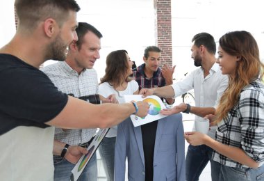 Renk paletini tartışan tasarımcı takımı