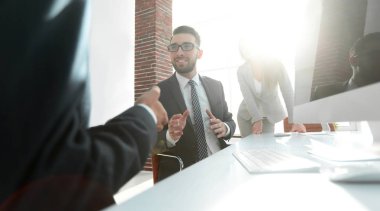 iş arkadaşları iş sorunları tartışıyor.