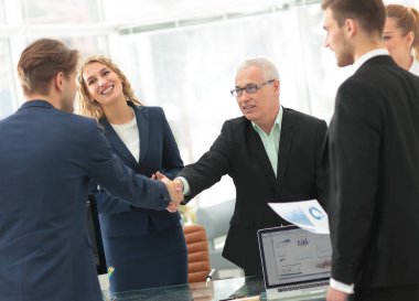 Ofiste konferans salonunda tokalaşırken işadamları