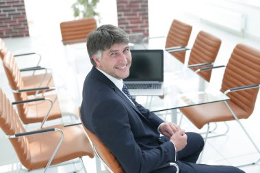 gülümseyen Yöneticisi Toplantı salonunun içinde çalışma masası, oturma.