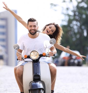 Güneşli bir günde bir şehir sürme mutlu genç Çift