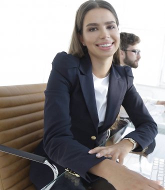 Masada oturan genç bir çalışan.