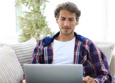 mutlu başarılı genç adam evde laptop arıyorum.