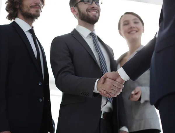 Líder empresarial estrechando la mano con el inversor — Foto de Stock