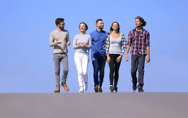 Team von Freunden, geht auf der Straße — Stockfoto