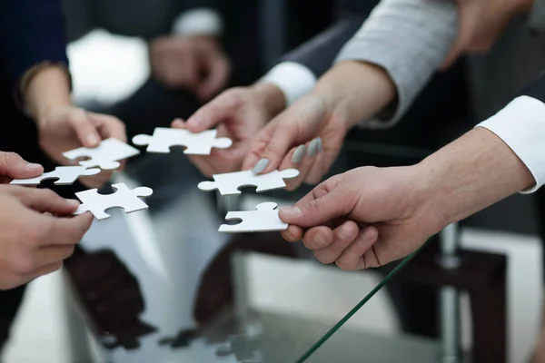 Business people holding jigsaw puzzle. — Stock Photo, Image