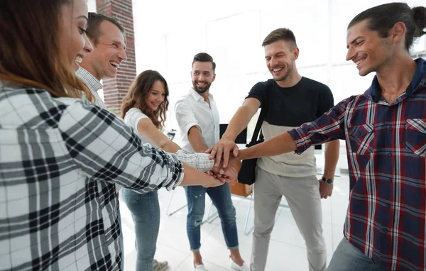 Equipo de negocios con las manos juntas — Foto de Stock