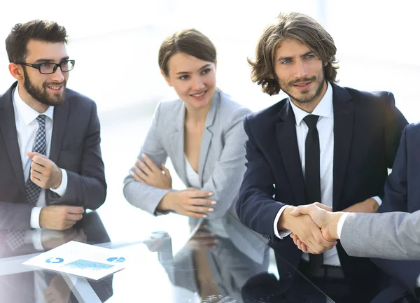 Handshake-Partner bei einem Geschäftstreffen — Stockfoto