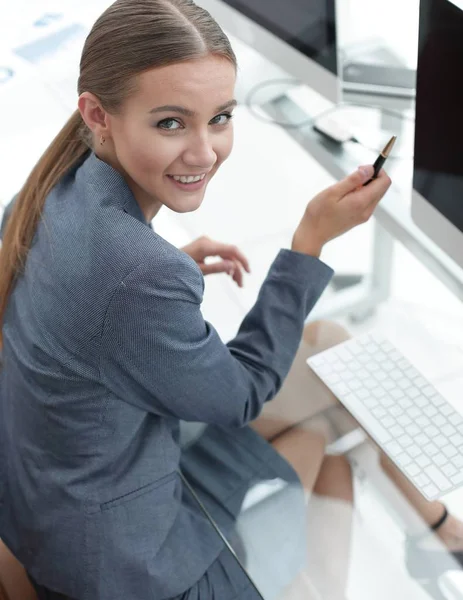 Kvinnan pengar Manager sitter på sin arbetsplats — Stockfoto