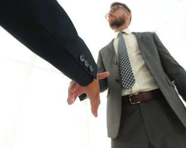 İki iş adamı el sıkışacak.