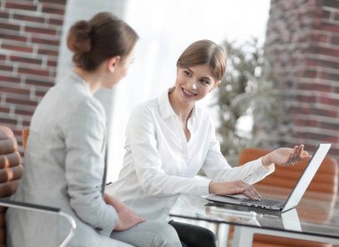 Yöneticisi ve istemci laptop ile alınan bilgi tartışıyorlar