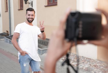 Yakışıklı bir gencin portresi.