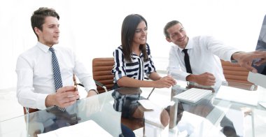 Satış istatistiklerini tartışan çalışanlar.