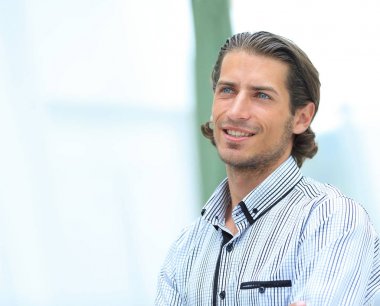 Başarılı bir gencin portresi.