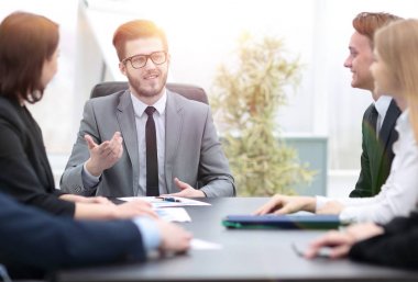 işadamı çalışanı ile bir toplantıda