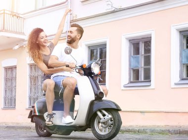 Mutlu çift retro motosiklet sürme tam uzunlukta yan görünüm