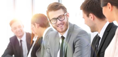 Brifingden önce meslektaşları ile çalışan