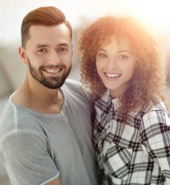 mutlu genç çift birbirlerine sarılıyor.