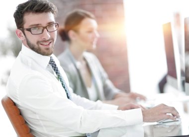 Bulanık arkaplan ofisindeki iş adamı