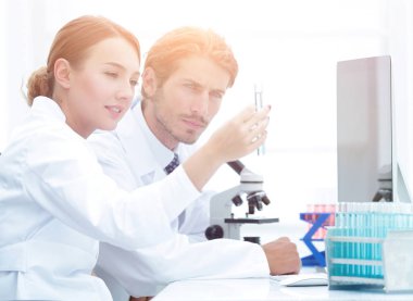 test tüpleri renkli sıvı ile arayan kadın