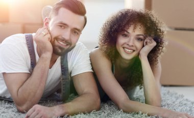 Evli bir çift taşıdıktan sonra yerde yatarken portresi