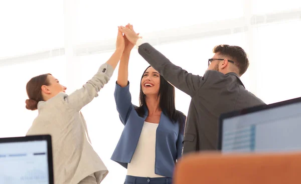 Succesvolle zakenvrouwen motiveer elkaar bij High Five — Stockfoto