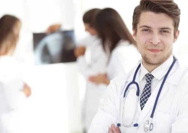 Jonge dokter op de achtergrond van collega 's — Stockfoto