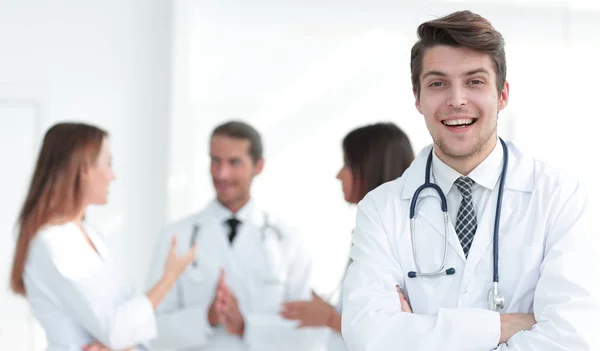 Médecin thérapeute sur le fond du bureau — Photo