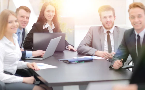 Retrato del equipo empresarial exitoso en el lugar de trabajo — Foto de Stock