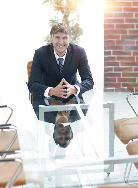 Réussite tête assise au bureau . — Photo