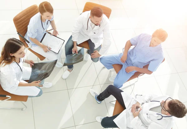 Medical staff ,discussing the work plan with the patients — Stock Photo, Image