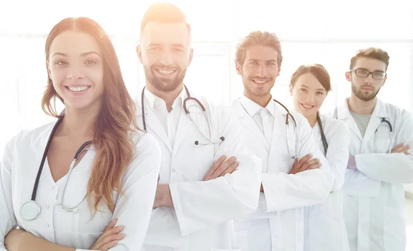 Retrato del equipo médico de pie con los brazos cruzados en el hospital —  Fotos de Stock