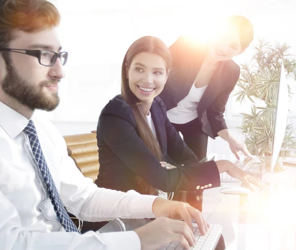 Primo piano. team di lavoro discutere — Foto Stock