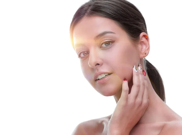 Retrato de cerca de una hermosa mujer con maquillaje natural — Foto de Stock