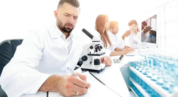 Young scientist works in the lab. — Stock Photo, Image