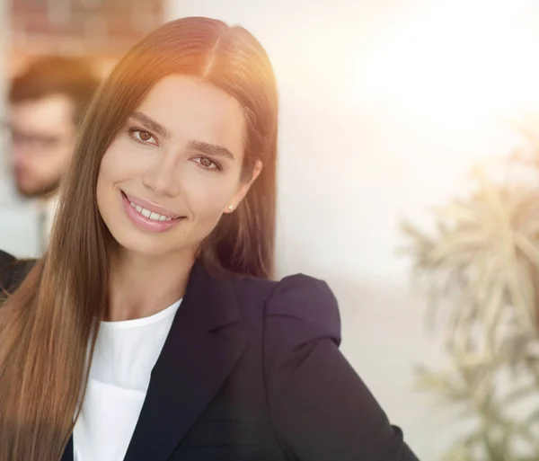 Jong zakenvrouw op de achtergrond van het kantoor — Stockfoto
