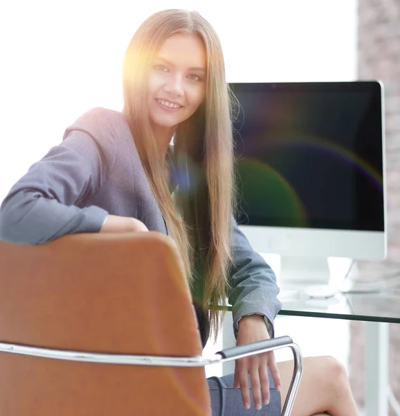 Správce žena sedí na pracovišti — Stock fotografie