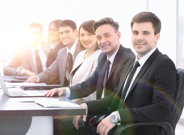 Gerente de projeto e equipe profissional de negócios sentados na mesa — Fotografia de Stock