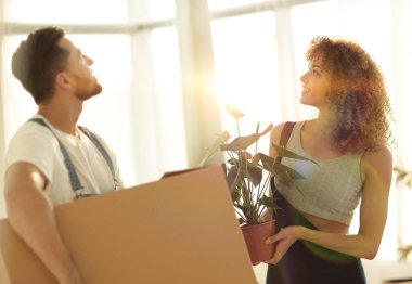 Genç aile kutuları şeyler ile yeni bir daireye getiriyor..