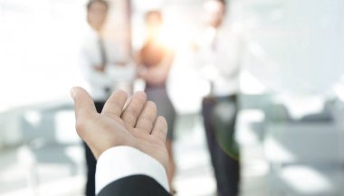 arka plan görüntüsü için bir el sıkışma el uzatarak işadamı