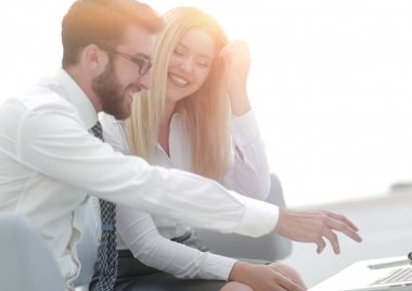 İş arkadaşları ofiste yeni fikirleri tartışıyor.