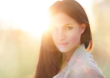 Sevimli genç bir kadın yüzü. yakın çekim