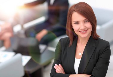 Bulanık arka planda başarılı genç iş kadını