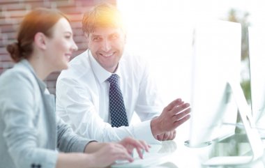 Müdürü ve yardımcısı iş bir Pc ile